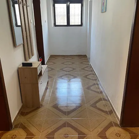 Centre One Bedroom Apartment *